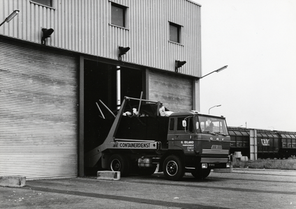 169072 Afbeelding van de aanvoer van afval per vuilnisauto bij het overlaadstation van VAM te Apeldoorn.